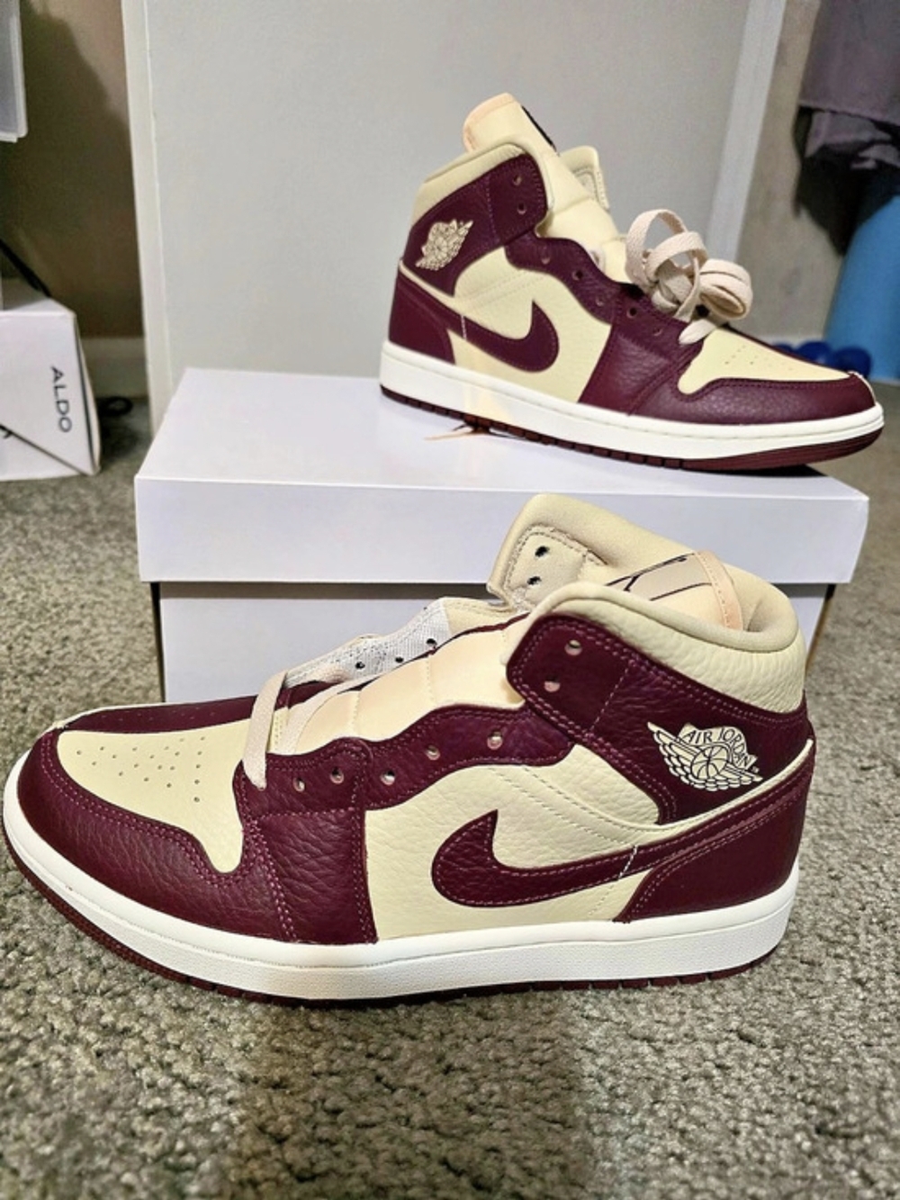 Air Jordan 1 MID SE in Beach/Cherrywood- Red Sail NIB